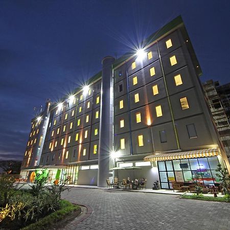 Pop! Hotel Airport Jakarta Tangerang Extérieur photo